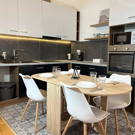 P9 By Small Apartment Budapest