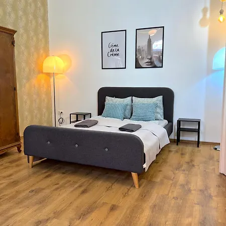 P9 By Small * 부다페스트