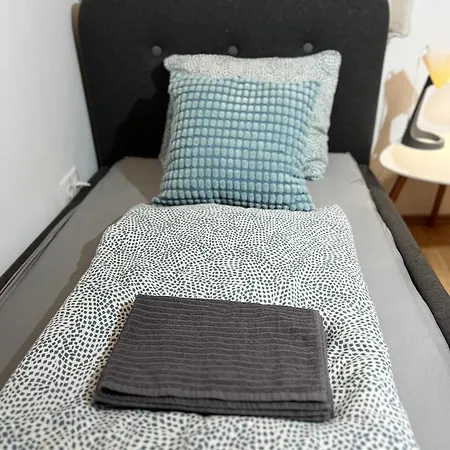 P9 By Small 부다페스트