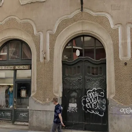 P9 By Small * Boedapest