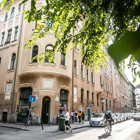 P9 By Small Boedapest