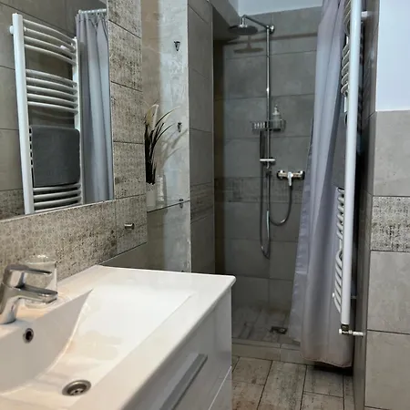 P9 By Small * Boedapest