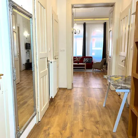 P9 By Small * Boedapest