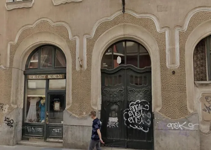 P9 By Small * Budapešť