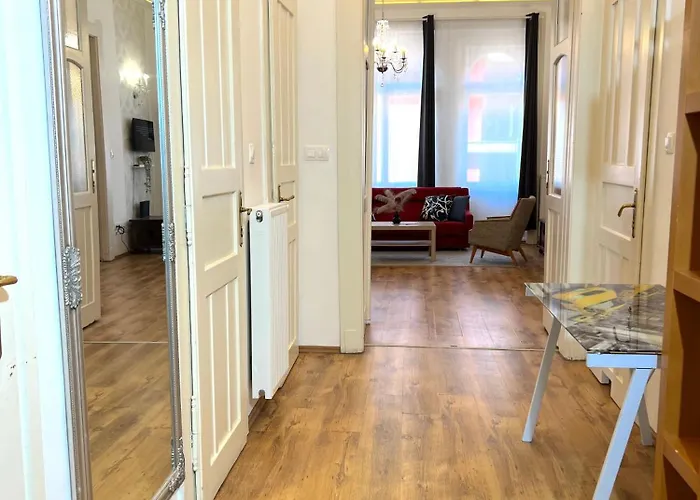 P9 By Small * Budapešť